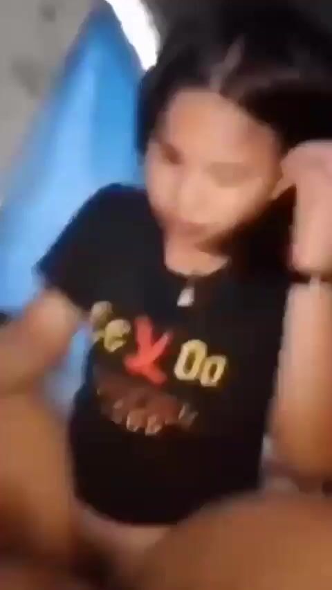 Qua nhà em họ 16 tuổi chơi thấy em ở nhà 1 mình, năng nỉ xin dữ lắm em mới cho đụ.